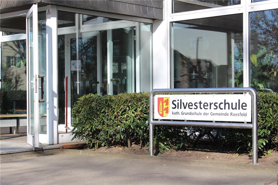 Zwei Flure in der Silvesterschule erhalten neue Akustikdecken und LED-Leuchten.