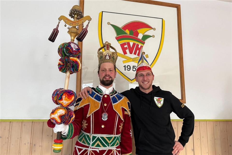 Zwei Freunde freuen sich auf den Rosenmontagszug in Herbstein: Bajazz Julian Herrmann (l) und Sitzungspräsident Marius Bettenbühl.Michael Bauer/dpa