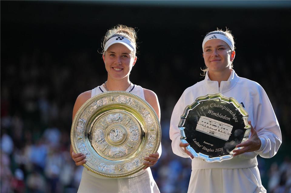 Zwei Freundinnen spielten gegeneinander: Linda Noskova (l) und die unterlegene Karolina Muchoba (r).Kirsty Wigglesworth/AP/dpa