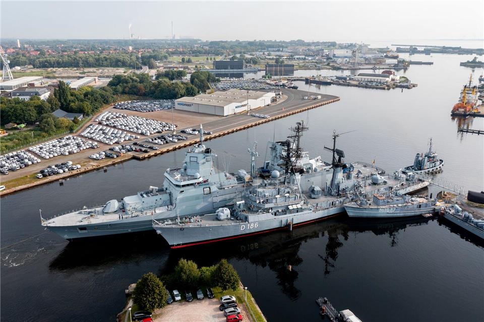 Zwei Generationen von Kriegsschiffen liegen in Wilhelmshaven dicht an dich.Hauke-Christian Dittrich/dpa