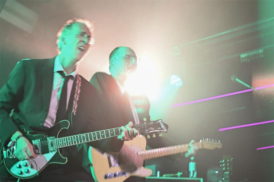Zwei Gitarren, ein Ziel: Die Band Kaiserkeller spielte auf der Bühne im Hamburger Kaiserkeller.