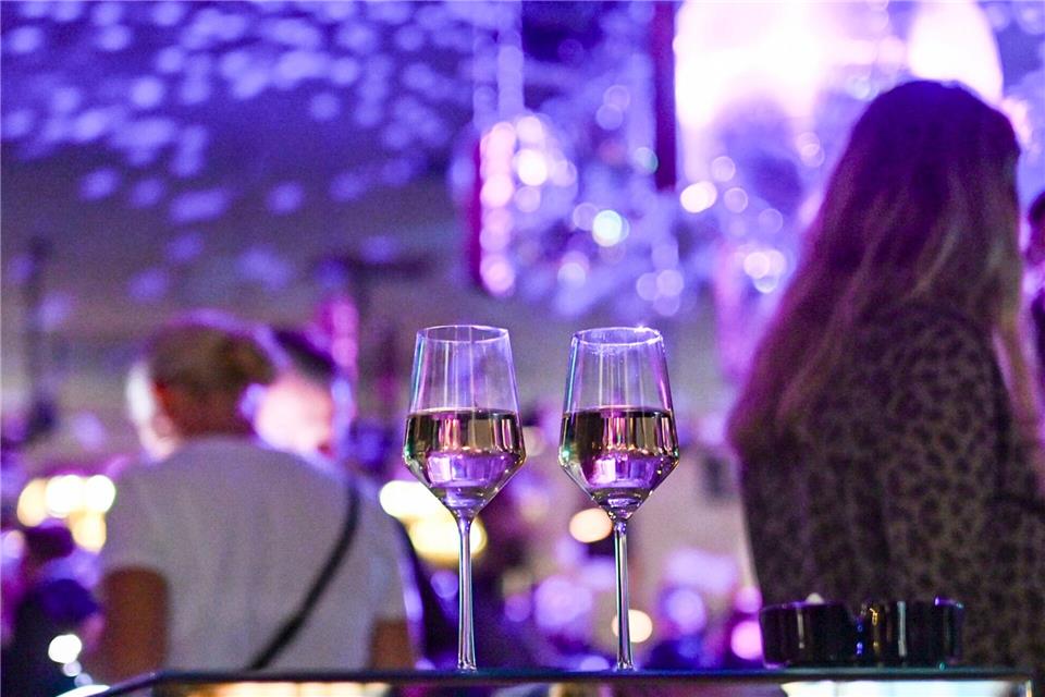 Zwei Gläser stehen unbeaufsichtigt auf einem Tisch im Club. (Symbolbild)picture alliance/dpa