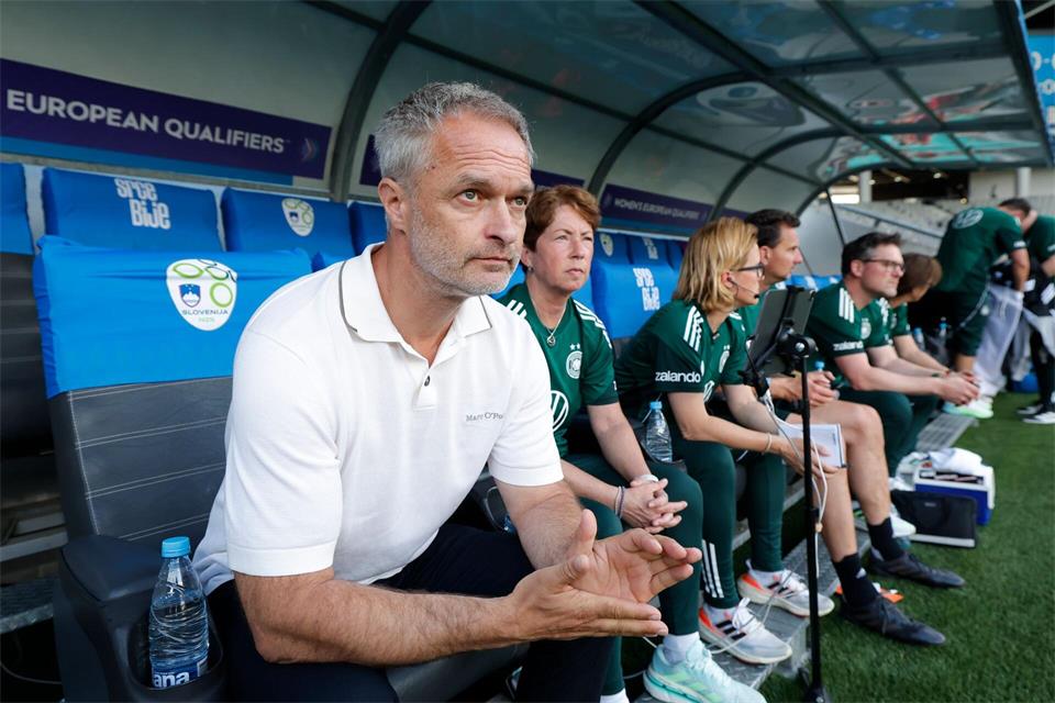 Zwei Härtetests mit Blick auf die WM 2027: Bundestrainer Christian Wück. (Archivbild)Ales Fevzer/dpa