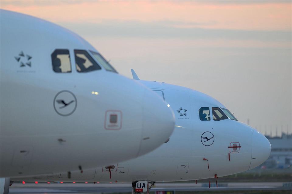 Zwei Hotelgäste sterben nach einem Unfall in einem indischen Luxushotel - eines der Opfer war Mitglied einer Lufthansa-Besatzung. (Illustration)Hannes P. Albert/dpa