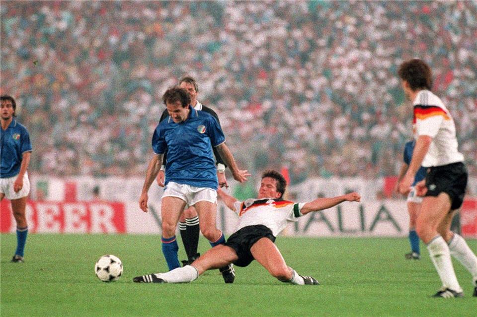Zwei Ikonen des Fußballs: Franco Baresi im Duell mit Lothar Matthäus beim EM-Eröffnungsspiel 1988. (Archivbild)picture-alliance / dpa