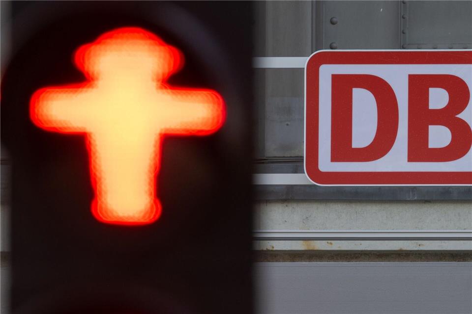 Zwei Industrie- und Handelskammern fordern von der Deutschen Bahn Verbindlichkeit beim Ausbau der Strecke Chemnitz-Leipzig. (Symbolbild)Robert Michael/dpa