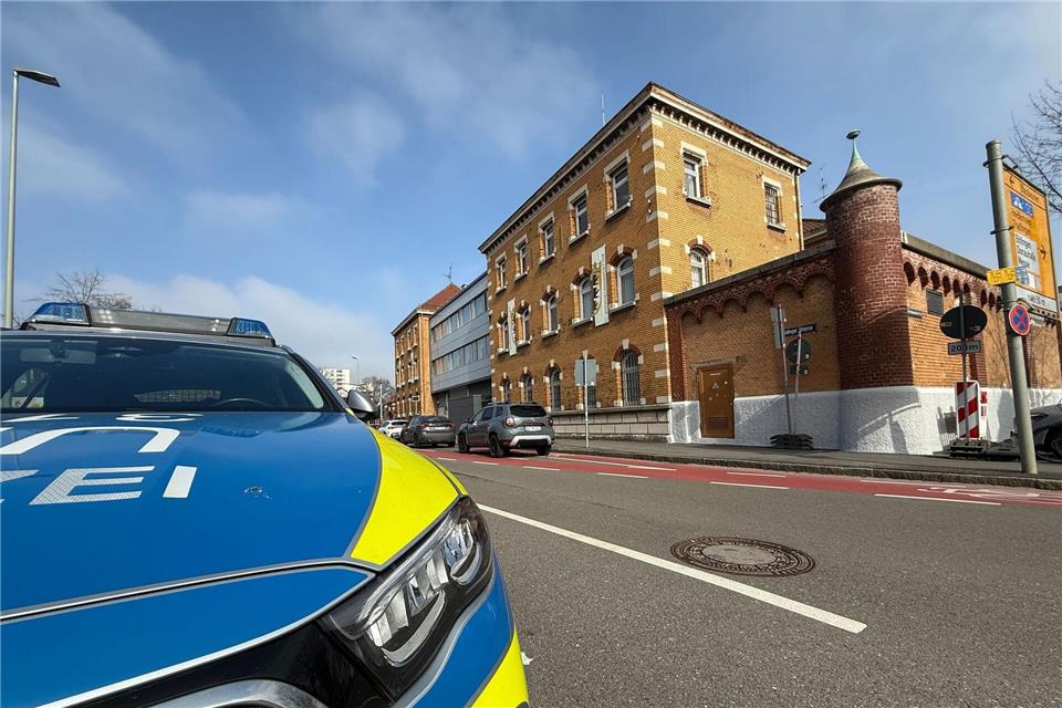 Zwei Insassen wurden nach dem Brand von Sanitätern untersucht. Beide blieben unverletzt.Nico Pointner/dpa