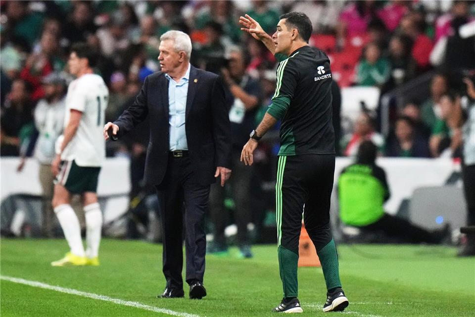 Zwei Jahre lang wurde Rafael Márquez (r) von dem scheidenden Chefcoach Javier Aguirre (l) auf größere Aufgaben vorbereitet. (Archivbild)Eduardo Verdugo/AP/dpa