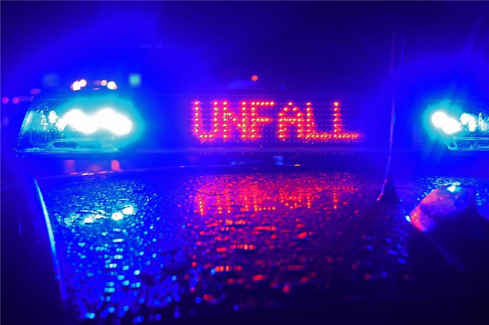 Zwei Jugendliche werden bei einem Motorradunfall in Schwerin verletzt. (Symbolbild)Stefan Puchner/dpa