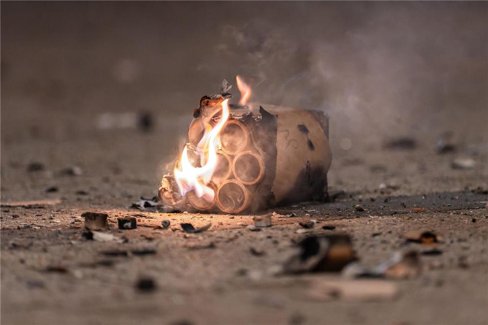 Zwei Kinder wurden durch Feuerwerk schwer verletzt. (Symbolbild)Silas Stein/dpa