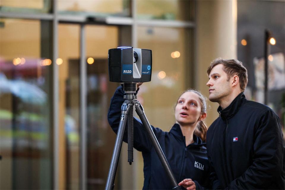 Zwei Kriminalbeamte der kriminaltechnischen Untersuchung KTU stellen eine 3D-Kamera ein, um Bilder vom Tatort zu machen.Christoph Reichwein/dpa