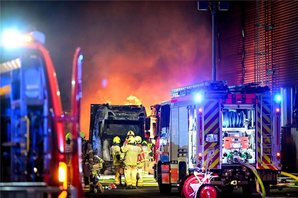 Zwei Lastwagen sind auf einem Firmengelände in der Bremer Überseestadt komplett ausgebrannt. Sina Schuldt/dpa