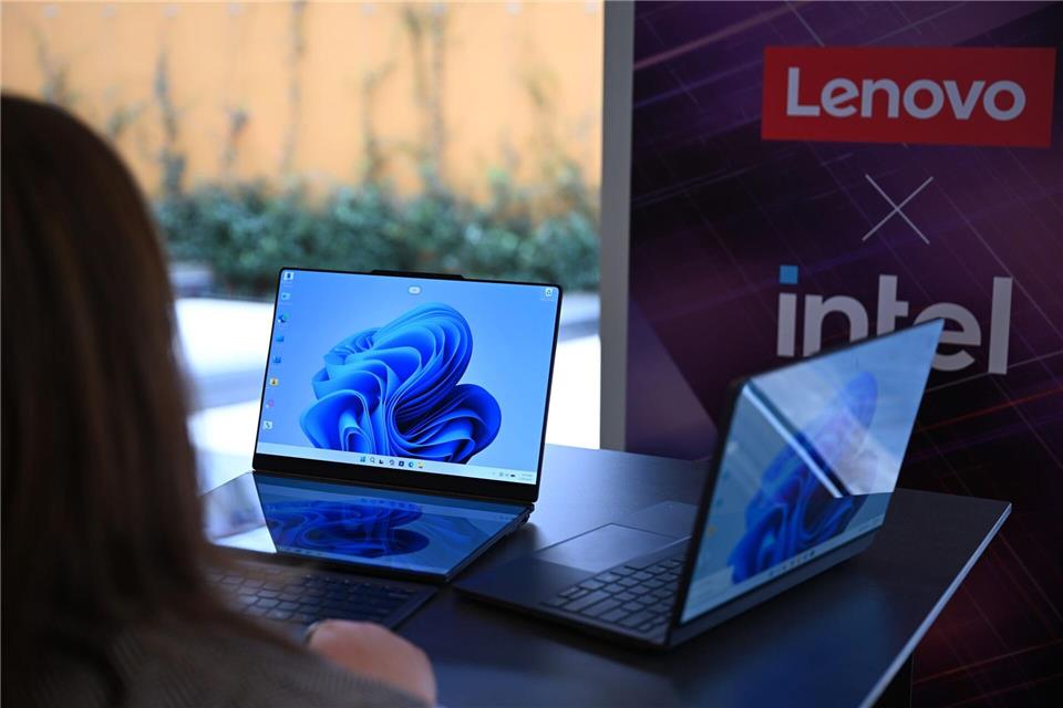 Zwei Lenovo-Laptops, die jeweils zwei Bildschirme haben: Rechts ist der zweite Bildschirm auf der Rückseite des ersten Bildschirms und links sind die beiden Bildschirme nebeneinander montiert - einer liegt vor der Tastatur und dahinter steht der zweite Bildschirm.Wolf von Dewitz/dpa