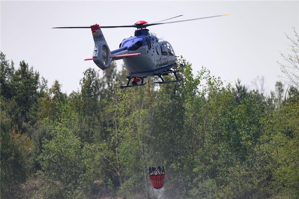 Zwei Löschhubschrauber sind beim Brand in der Gohrischheide im Einsatz. Robert Michael/dpa
