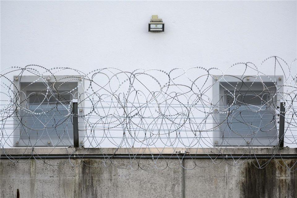 Zwei Männer im Alter von 19 und 34 Jahren sollen einen Sprengstoffanschlag geplant haben. Sie sitzen weiter in Untersuchungshaft. (Symbolbild)Mohssen Assanimoghaddam/dpa