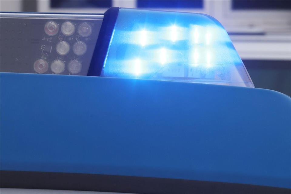 Zwei Männer im Alter von 34 und 38 Jahren wurden von der Polizei festgenommen. (Symbolbild)Bodo Schackow/dpa