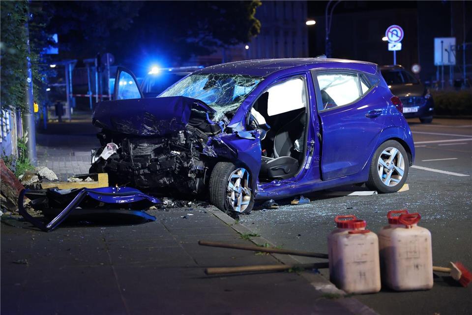 Zwei Männer kamen bei dem Unfall ums Leben.Gianni Gattus/dpa