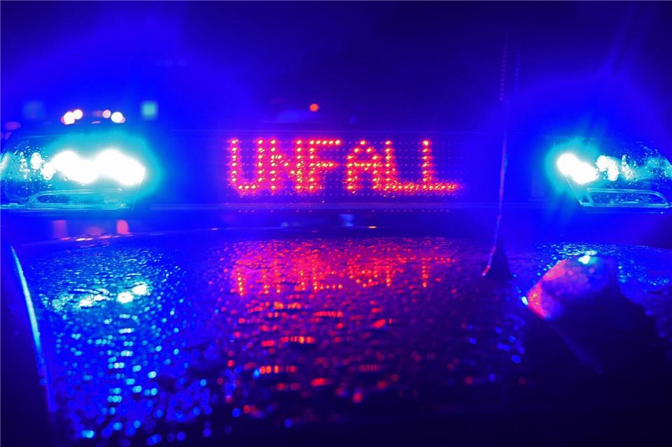 Zwei Männer sind bei einem Verkehrsunfall auf der A81 schwer verletzt worden. (Symbolbild)Stefan Puchner/dpa