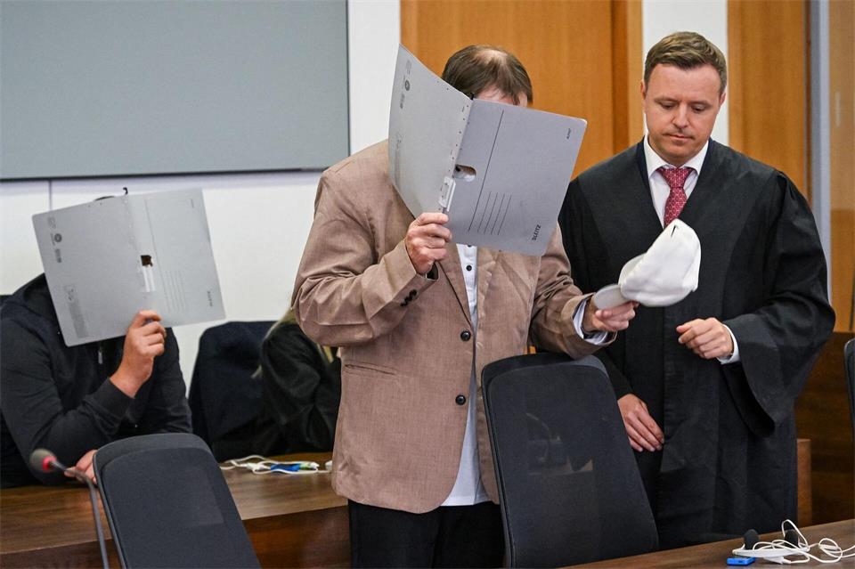 Zwei Männer sind wegen Drogenhandels angeklagt.Soeren Stache/dpa