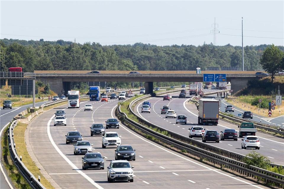 Zwei Männer sollen Gegenstände von Autobahnbrücken geworfen haben und sind deshalb nun wegen versuchten Mordes angeklagt. Michael Matthey/dpa