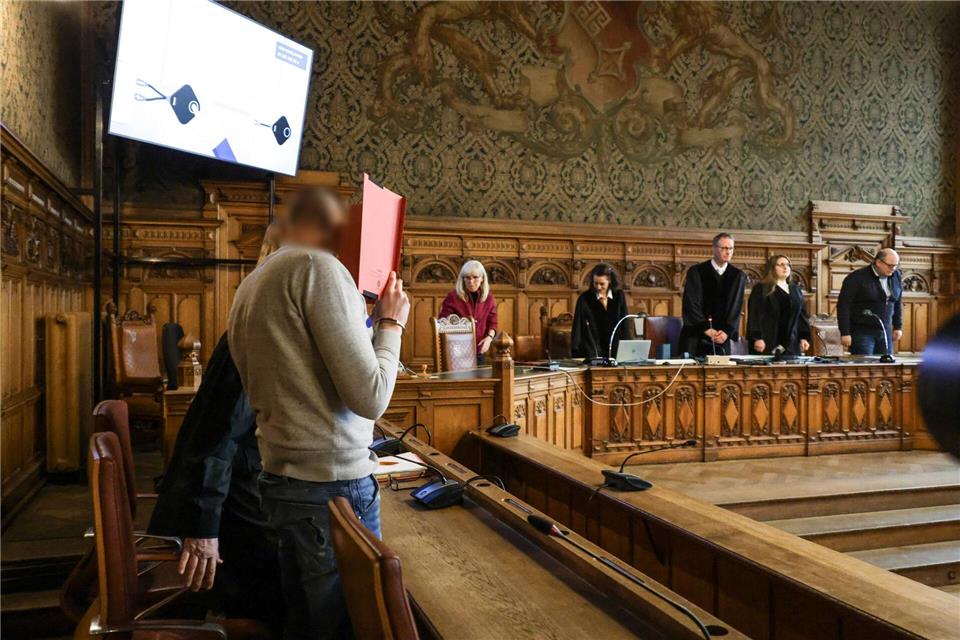 Zwei Männer sollen einen Anschlag auf eine Klinik geplant haben.Focke Strangmann/dpa