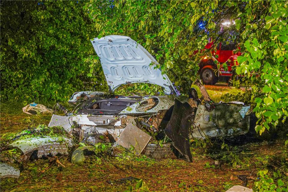 Zwei Männer starben bei dem Unfall. (Archivbild)Nick Kauz/EinsatzReport24/dpa