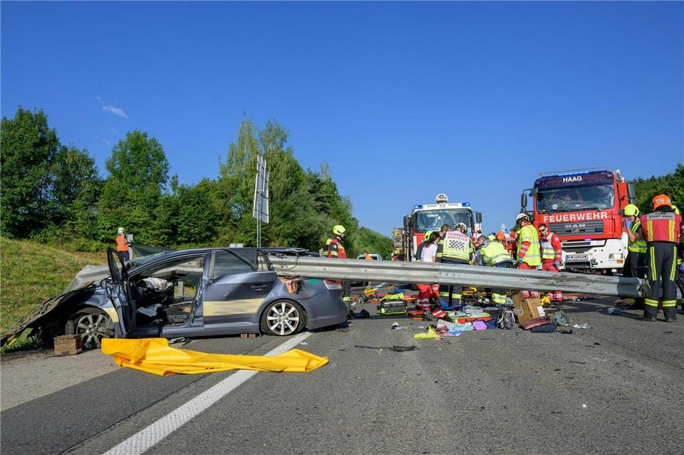 Zwei Männer starben in diesem Wrack, eine Frau wurde schwer verletzt.Werner Kerschbaummay/Fotokerschi/APA/dpa