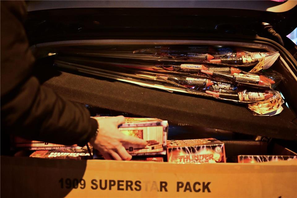 Zwei Männer übernachten vor einem Supermarkt, um als erste Feuerwerkskörper kaufen zu können. (Symbolbild)Sebastian Christoph Gollnow/dpa