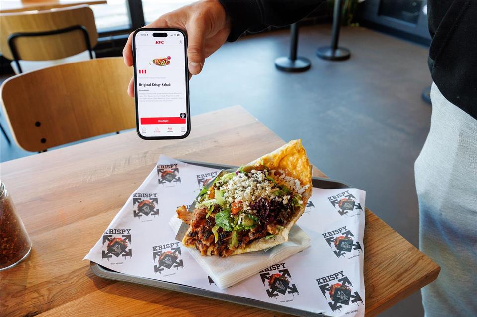 Zwei Mal Krispy Kebab: einmal auf dem Smartphone in der KFC-App und einmal auf einem Tablett in einer Krispy-Kebab-Filiale.Friso Gentsch/dpa