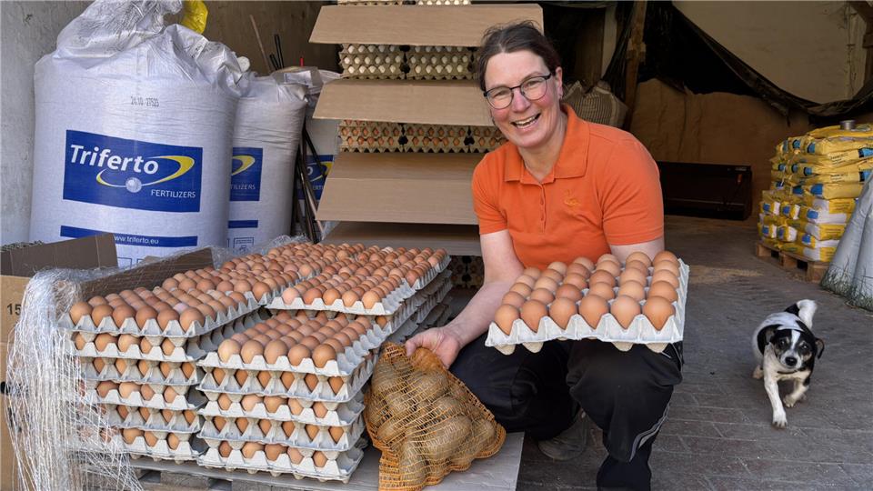 Zwei Mal pro Woche fährt Sylvia Vestrick Kartoffeln und Eier zu ihren Kunden.