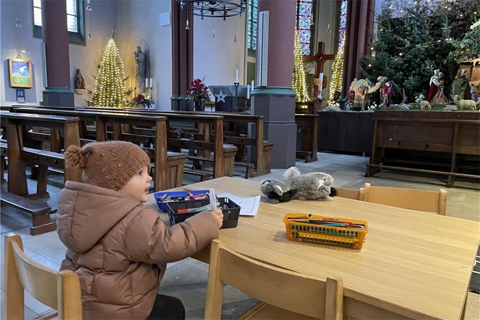Zwei Malecken sind in der St.-Silvester-Kirche eingerichtet worden. Tisa nutzt das Angebot gerne. 