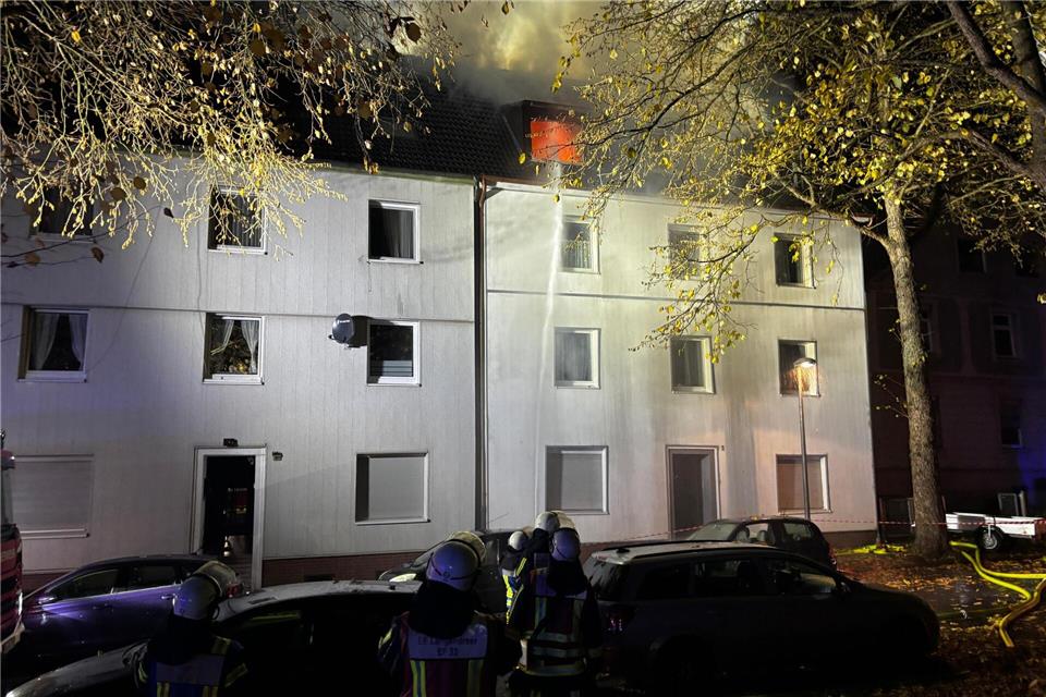 Zwei Menschen erlitten bei dem Brand schwere Rauchgasvergiftungen.Justin Brosch/dpa