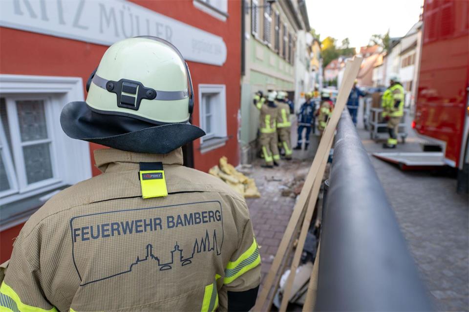 Zwei Menschen in dem Auto wurden schwer verletzt.Pia Bayer/dpa