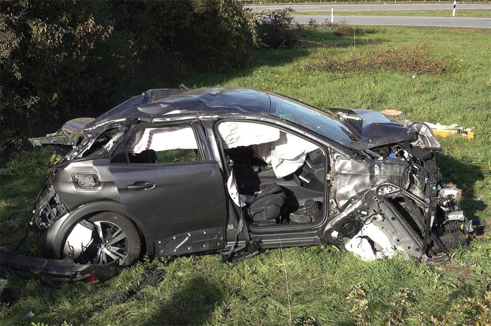 Zwei Menschen kamen bei dem schweren Unfall ums Leben. Sascha Ditscher/dpa