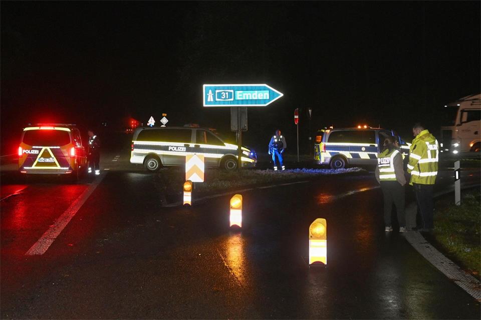 Zwei Menschen seilten sich von einer Brücke ab. Guido Bludau/dpa