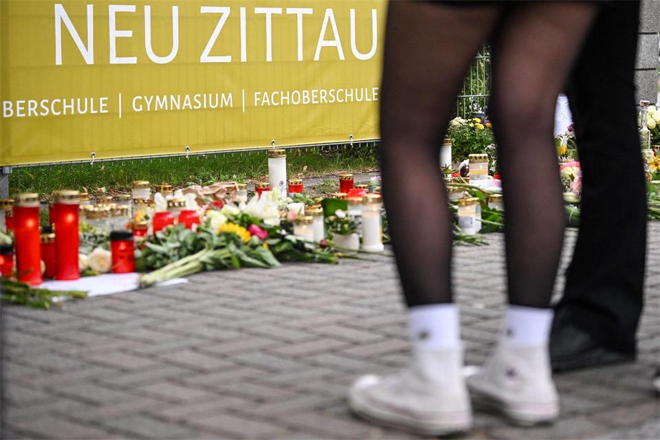 Zwei Menschen sind bei der gewaltsamen Tat an einer Schule in Gosen-Neu Zittau in Brandenburg ums Leben gekommen. (Archivbild)Britta Pedersen/dpa