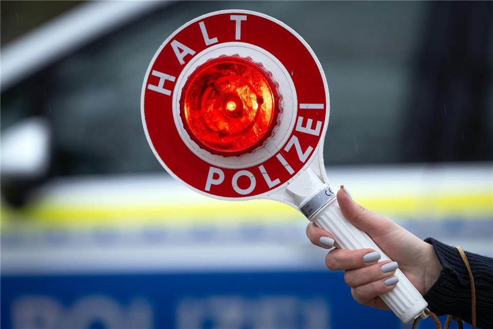 Zwei Menschen sind bei einem Unfall auf der A2 schwer verletzt worden. (Symbolbild)Soeren Stache/dpa
