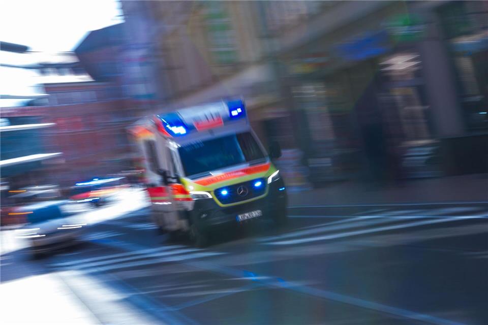 Zwei Menschen sind bei einem Zusammenstoß von zwei Autos in Mönchengladbach-Waldhausen verletzt worden. (Symbolbild)Jens Büttner/dpa