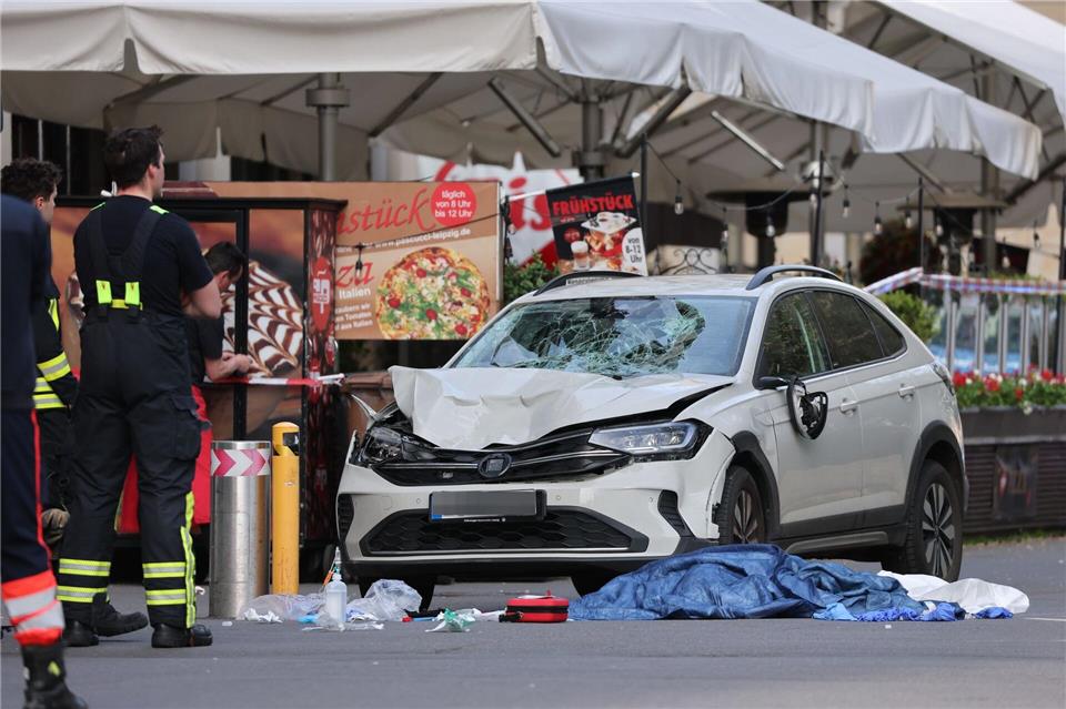 Zwei Menschen sind gestorben, nachdem ein Auto in eine Menschengruppe in Leipzig gefahren ist.Jan Woitas/dpa