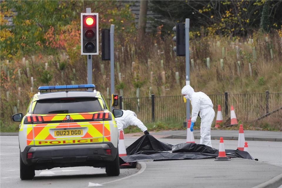 Zwei Menschen sind nach der Attacke in einem Zug weiter in Lebensgefahr. Joe Giddens/PA Wire/dpa