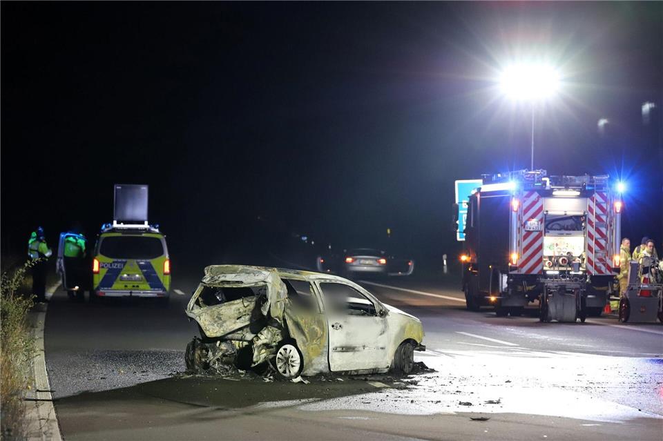 Zwei Menschen starben in diesem Auto, nachdem sie gerammt wurden. (Archivbild)Sascha Thelen/dpa