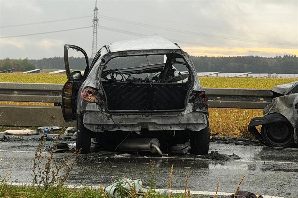 Zwei Menschen starben noch vor Ort an ihren schweren Verletzungen. Felix Besold/News5/dpa
