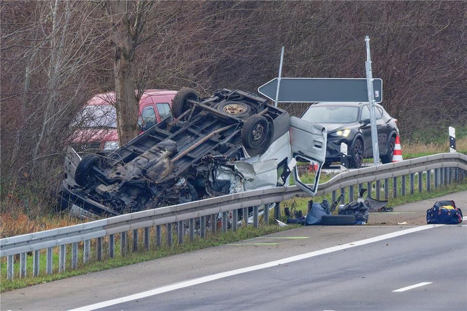Zwei Menschen starben, vier wurden verletzt. Henning Kaiser/dpa