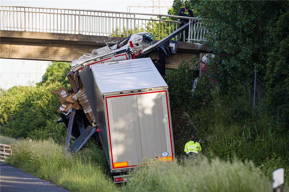 Zwei Menschen starben.Moritz Frankenberg/dpa