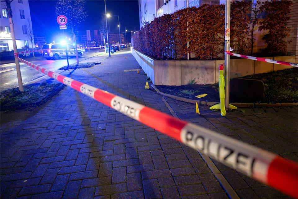 Zwei Menschen werden mit Schussverletzungen in eine Klink gebracht. Henning Kaiser/dpa