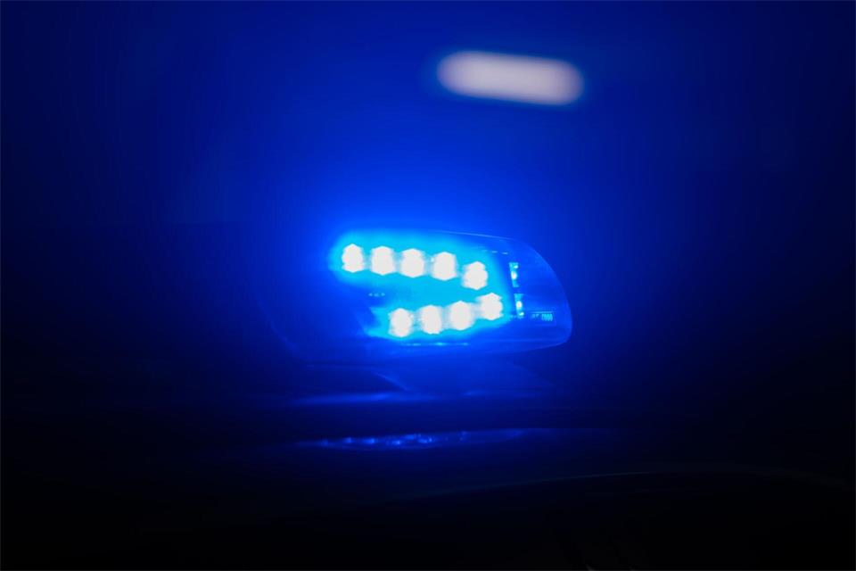 Zwei Menschen wurden bei dem Unfall verletzt. (Symbolbild)Robert Michael/dpa