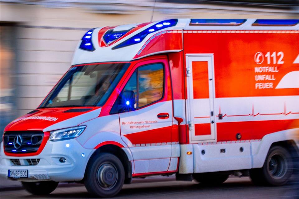 Zwei Menschen wurden bei dem Unfall verletzt. (Symbolbild)Jens Büttner/dpa