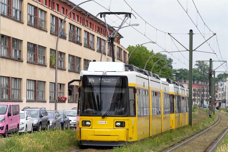 Zwei Menschen wurden bei dem Vorfall in der Buschallee verletzt und kamen ins Krankenhaus. (Symbolbild)Soeren Stache/dpa