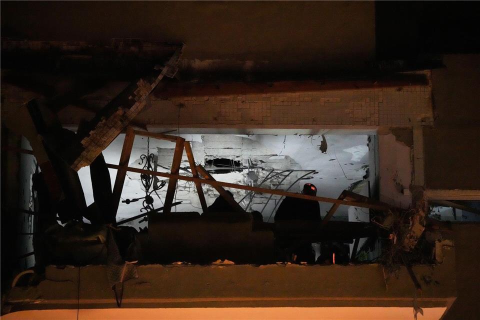 Zwei Menschen wurden beim Einschlag einer Rakete in Ramat Gan getötet.Ohad Zwigenberg/AP/dpa