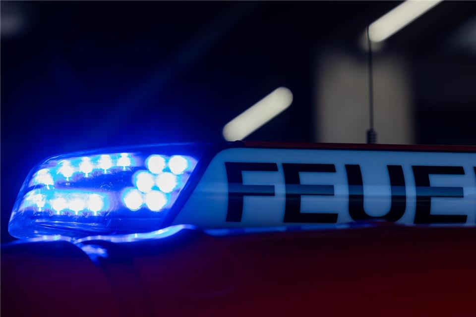 Zwei Menschen wurden durch das Feuer leicht verletzt. (Symbolbild)Rolf Vennenbernd/dpa